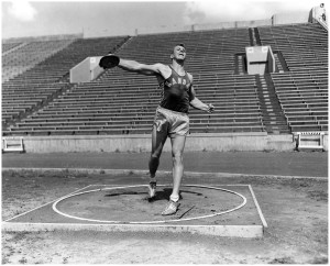Al Oerter, foi o primeiro atleta a conquistar o tetracampeonato olímpico (Responsive Image Gallery)