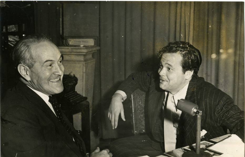 ARQUIVO 25/05/2017 CADERNO2 / CADERNO 2 / C2 / USO EDITORIAL RESTRITO Imagens do Livro Oswaldo Aranha - Uma Fotobiografia - pag238_Um momento especialmente descontraído durante as gravações radiofônicas de Welles com aranha, realizadas em 1942.jpg CREDITO EDITORIA CAPIVARA