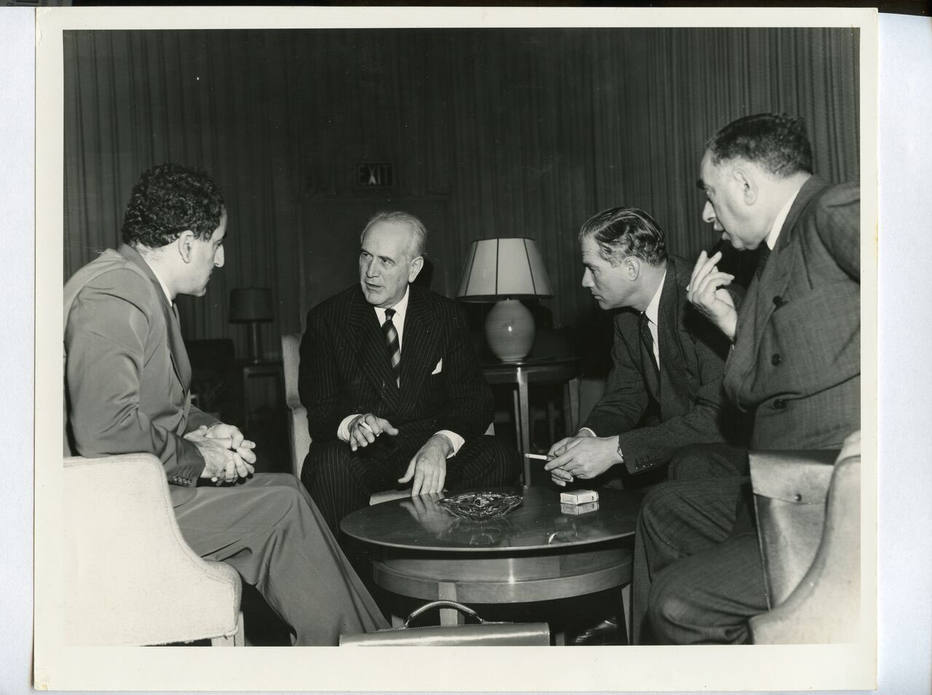 Da esquerda para a direita: Oswaldo Aranha conversa no prédio da ONU com representantes do Iraque e do Líbano