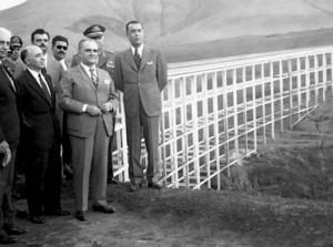 Lúcio Meira, do GEIA; o então governador de Minas Gerais, Bias Fortes; e JK; na BR-040