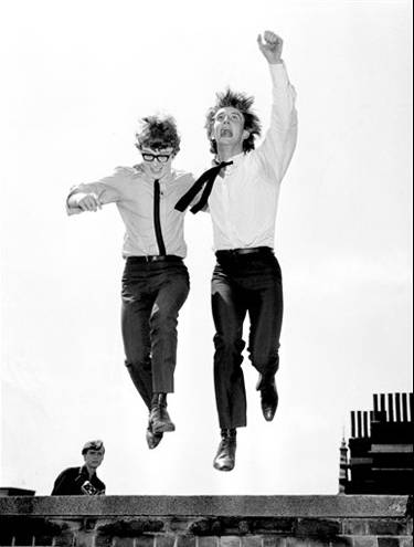 Peter Asher e Gordon Waller, pulando em uma foto promocional nos anos 60. (Foto: AP)