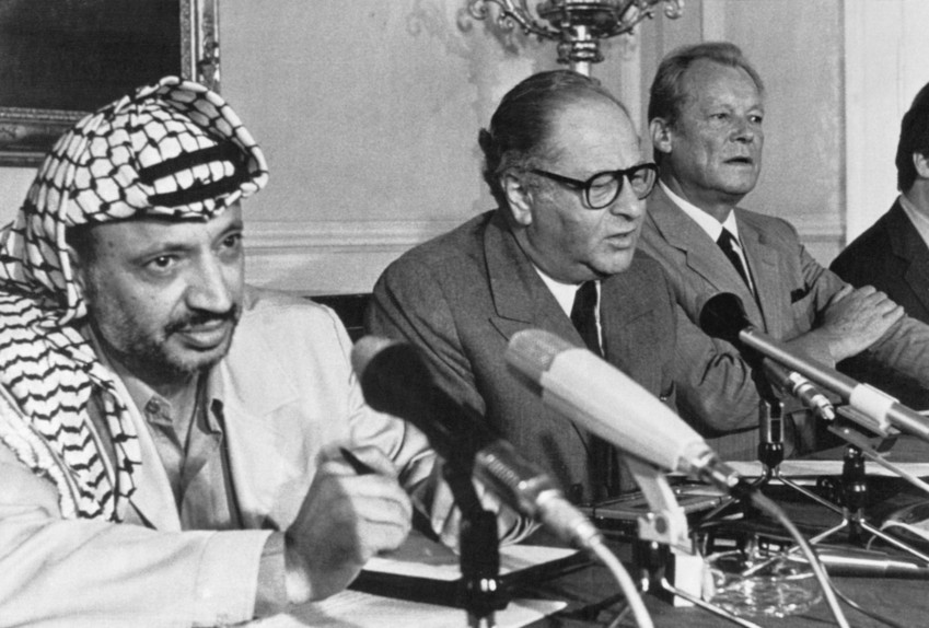 08 de julho de 1979, em Viena, Áustria Vienna ---: líder da OLP, Yasser Arafat, com o chanceler austríaco Bruno Kreisky e Willy Brandt, presidente da Internacional Socialista em conferência sobre a situação no Médio Oriente. - (Foto: Imagem pelo © Bettmann / Corbis/SPIEGEL/Reprodução)