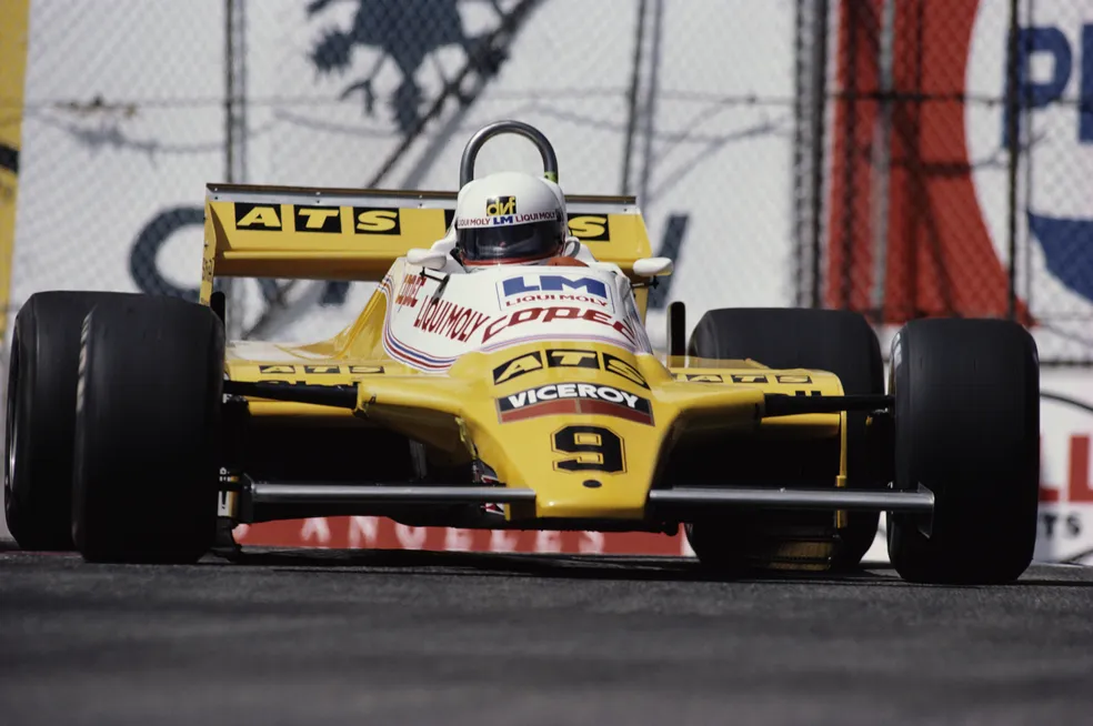 Manfred Winkelhock acelera ATS em Long Beach, em 1982 — Foto: Getty Images