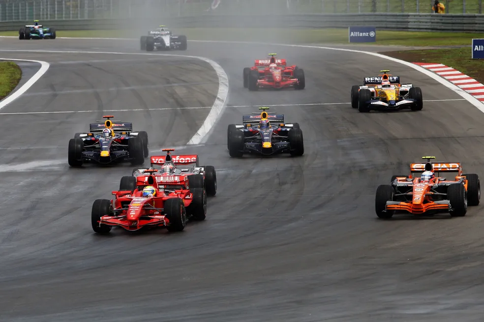 Markus Winkelhock (à direita) liderou brevemente GP da Europa de 2007 com a Spyker — Foto: Getty Images