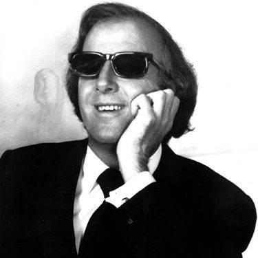 Arranjador e pianista de jazz George Shearing