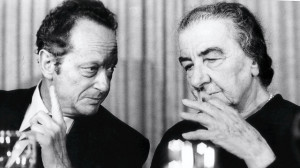 Yigal Allon e Golda Meir em 1976. (Foto: Shalom Bar Tal)