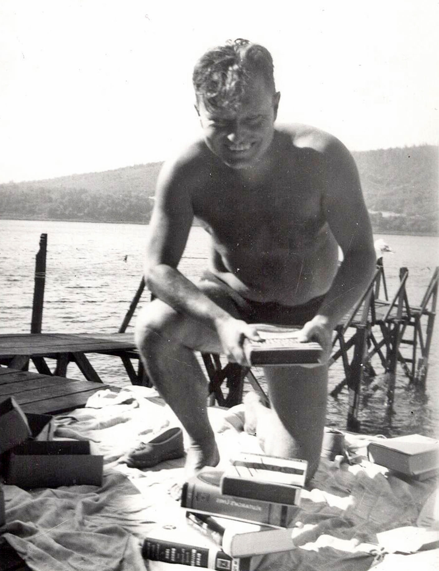 Parte da qualidade de Lowry deve-se ao “excesso”, à profundidade a que chega com o exagero de efeitos, intertextualidades e diálogos surdos com outros autores