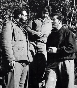 Foto de dezembro de 1957 mostra Fidel Castro (esq.) e seu irmão Raúl (centro) com o fotógrafo espanhol Enrique Meneses (dir.) em Cuba (Foto: AFP)