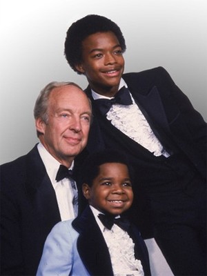 Conrad Bain, ao centro, junto a colegas de 'Arnold', na época de produção do programa: o protagonista Gary Coleman (abaixo) e Todd Bridges (acima) (Foto: AP)