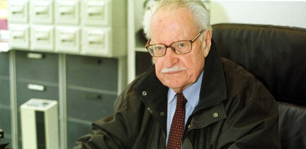 O crítico francês Maurice Nadeau, em foto de 2001 (Imagem: Alain Azambuja/Folhapress)