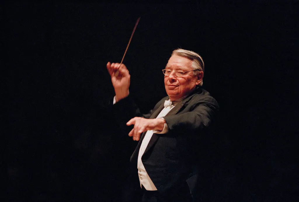 Shaw regendo “A German Requiem” em 1997 com o Atlanta Symphony Chorus e a Orchestra of St. Luke's.Crédito...Chang W. Lee/O jornal New York Times