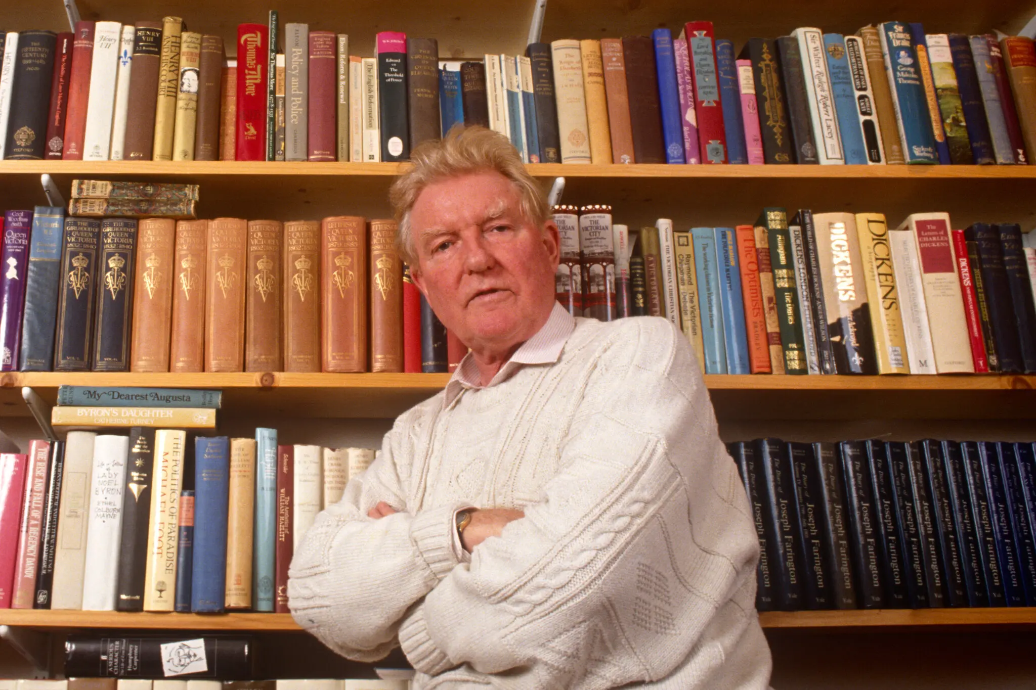 Johnson na sua casa em Inglaterra em 1992. Muitas das suas opiniões pareciam ter a intenção de indignar os liberais e modernistas, ou pelo menos forçá-los a questionar as suas ortodoxias.Crédito...in Pictures Ltd./Corbis, via Getty Images