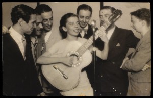 Marília ao microfone e Noel Rosa à direita. Atrás dela, o irmão Henrique Batista.