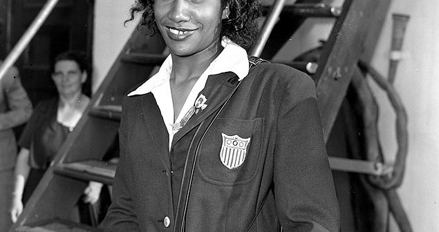 A saltadora americana Alice Coachman Davis desembarca após conquistar o ouro em Londres, em 1948 (Foto: John Rooney/17 de agosto de 1948/Associated Press)
