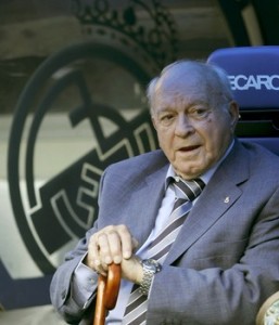 Alfredo Di Stéfano, nas dependências do Real Madrid, em 2008.  (Foto: Acervo/EFE)