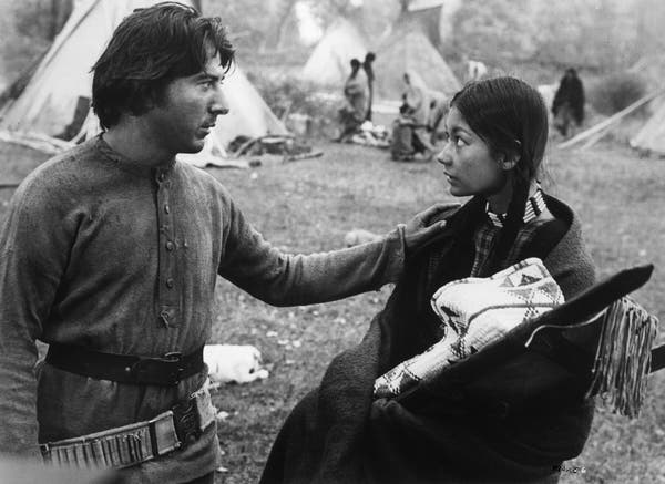 Dustin Hoffman e Aimée Eccles em “Little Big Man” (1970), sobre um sobrevivente da Batalha de Little Bighorn.Crédito...MPI, via Getty Images
