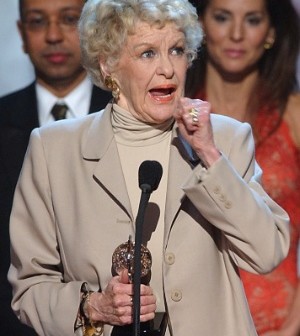 A atriz Elaine Stritch, ao receber o prêmio Tony especial por seu show solo "Elaine Stritch: at Liberty", em Nova York, em 2002. (Foto: Suzanne Plunkett/AP)