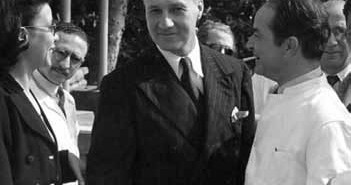 Visita de Mario Kroeff (no centro) ao Hospital dos Cancerosos da Penha, 1943