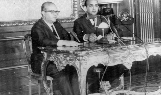 Gaminha (esq.) no momento que o colocou na história, anunciando o AI-5 ao lado do locutor oficial da Voz do Brasil, Alberto Curi. (Foto: Agência Estado)