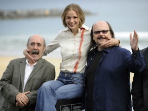 Foto de setembro de 2010 mostra os atores Álex Angulo (à esq.)), Merce Llorens e Santiago Segura (à dir.) durante apresentação de 'El Gran Vazquez' no Festival de San Sebastian, na Espanha (Foto: Rafa Rivas/AFP)