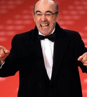 13.fev.2011 - O ator espanhol Alex Angulo chega a festa de cerimônia do Prêmio Goya (Foto: Dani Pozo/AFP)