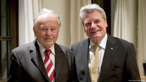 Loest ao lado do atual presidente Joachim Gauck, ao ser premiado em Berlim, 2010