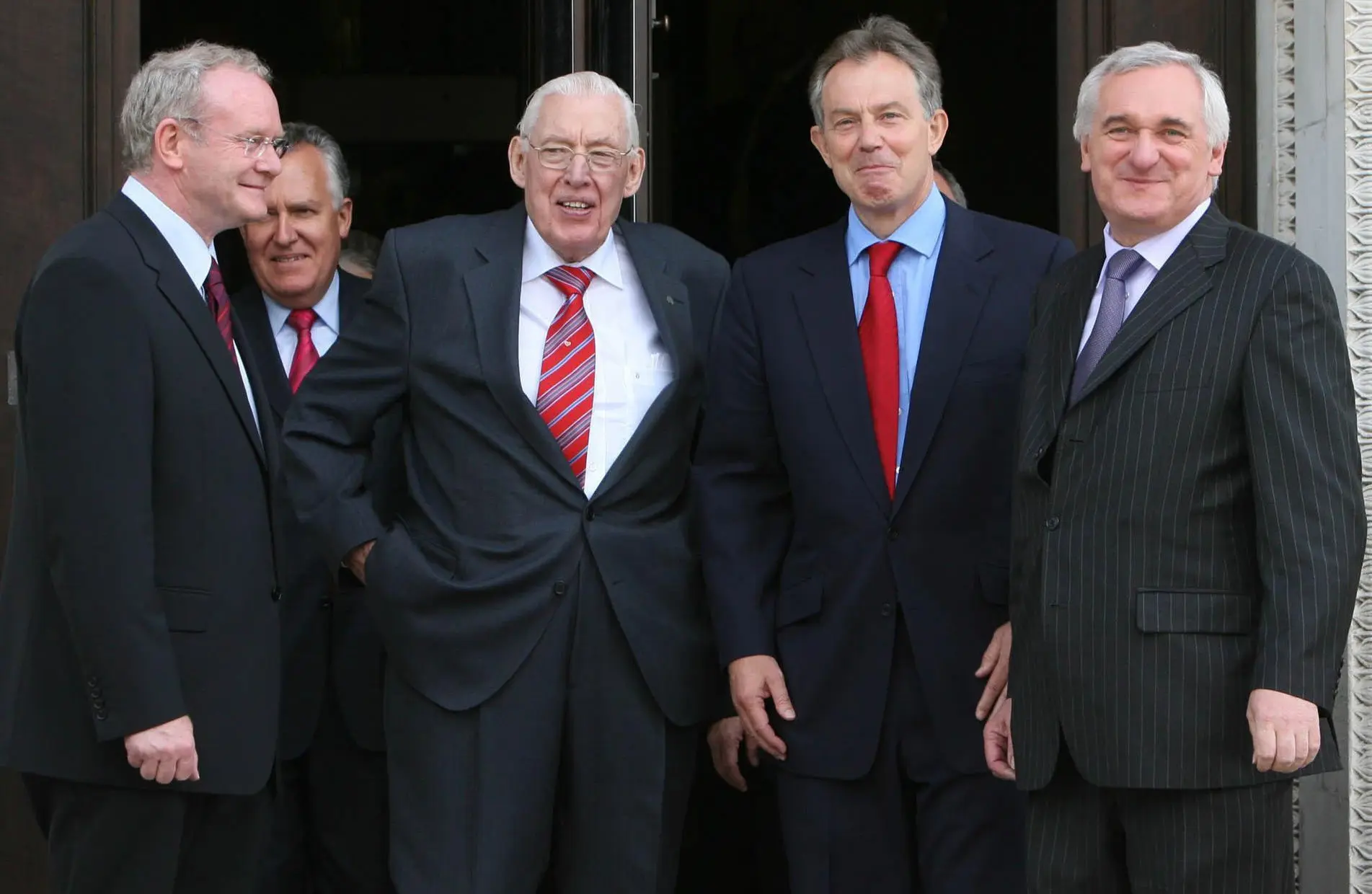 Da esquerda, Martin McGuinness; Sr. e os primeiros-ministros Tony Blair da Grã-Bretanha e Bertie Ahern da Irlanda em 2007, ano em que entrou em vigor um acordo de partilha de poder.Crédito...Niall Carso/Associação de Imprensa via AP Images