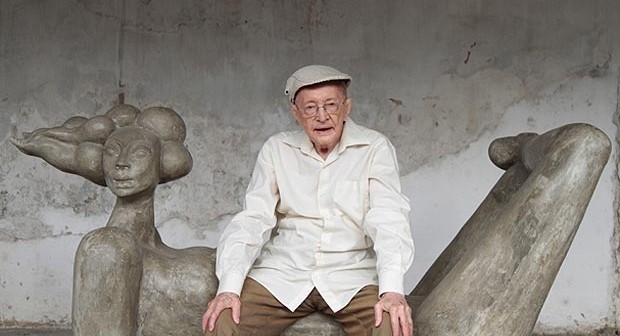 Abelardo da Hora esculpiu várias obras espalhadas pelo Recife. O nu feminino é uma de suas marcas (Fotos: Helia Scheppa/JC Imagem)