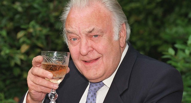 O ator britânico Donald Sinden em foto de 1997 (Foto: AP Photo/Michael Stephens, PA Wire, file)