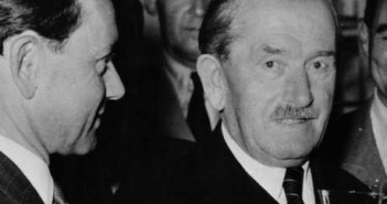 Ferdinand Porsche (à direita) e seu filho, em 1948. Dupla revitalizou a empresa depois da Segunda Guerra Mundial (Foto: Keystone/Stringer / Getty Images)