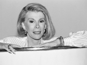 Em foto de 1989 a comediante Joan Rivers anuncia seu novo talk show chamado "The Joan Rivers Show" (Foto: Nick Ut/AP Photo)