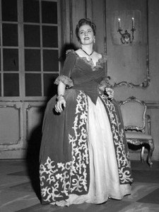 A soprano italiana Magda Olivero em uma performance como Adriana Lecouvreur (Foto: AP Photo/La Scala Theater, HO)