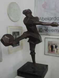 Miniatura da obra 'O Artilheiro', uma das últimas do artista. (Foto: Katherine Coutinho / G1)