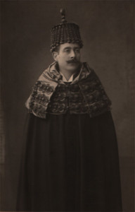 Egas Moniz com borla e capelo