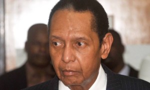 Foto de fevereiro de 2013 mostra o ex-president haitiano Jean-Claude ‘Baby Doc’ Duvalier em tribunal de Porto Príncipe - THONY BELIZAIRE / AFP