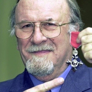 O clarinetista Acker Bilk com condecoração ganhada por sua interpretação de "Stranger on the Shore" (Foto: John Stillwell/AP) 