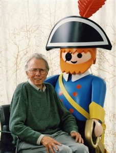 Beck ao lado de Playmobil gigante em foto de 1999. (Foto: AFP)