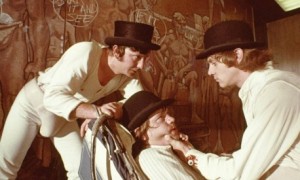 Malcolm McDowell, Warren Clarke e James Marcus em cena de 'Laranja mecânica' - Foto: Divulgação)