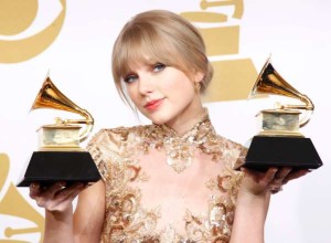 Swift venceu seu quinto Grammy em 2012 (LUCY NICHOLSON/Newscom/Reuters) 