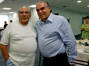 O empresário Samuel Klein e seu filho Michael Klein durante a inauguração do Centro de Tecnologia da Organização, em São Caetano do Sul, região metropolitana de São Paulo, em novembro de 2005 (Foto: Sebastião Moreira/Estadão Conteúdo/Arquivo)