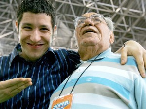 O fundador das Casas Bahia, Samuel Klein (dir.), posa com o ator e garoto propaganda da marca, Fabiano Augusto, durante a abertura da 'Super Casas Bahia', em São Paulo, em dezembro de 2004 (Foto: Eduardo Nicolau/Estadão Conteúdo/Arquivo)