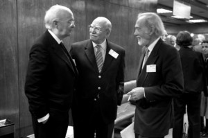 Vítor Crespo, ao centro, numa fotografia de 2004 com Vítor Alves (à direita) e Meneres Pimentel (Fote: PEDRO CUNHA/ARQUIVO)