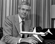 Sanford McDonnell, em 1982, com um modelo de um DC 9 Super 80. (Foto: Bill Stover)