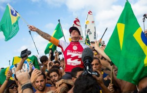 Gabriel Medina é carregado por amigos na comemoração do título mundial (Foto: Kirstin Scholtz / ASP)