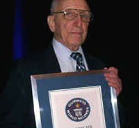 Ralph Baer recebe certificado pela criação do primeiro videogame na GDC 2008. (Foto: Théo Azevedo/UOL)