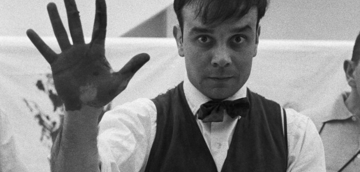 Yves Klein flertou com as mais diversas manifestações artísticas.