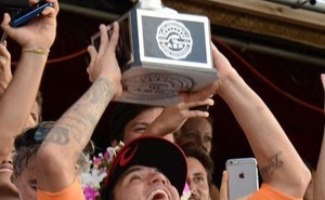 Gabriel Medina levanta o troféu de campeão mundial de surfe (Foto: Pedro Gomes Photography)