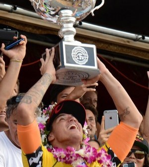 Gabriel Medina levanta o troféu de campeão mundial de surfe (Foto: Pedro Gomes Photography)