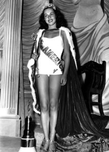 Bess Myerson posa para fotos após ser coroado Miss América em 1945. (AP Photo/Arquivo)