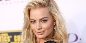 Margot Robbie esposa do personagem de Leonardo DiCaprio em O Lobo de Wall Street, filme de Martin Scorcese.